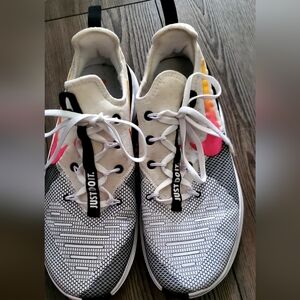 Nike Women's Black and Pink Athletic Shoes